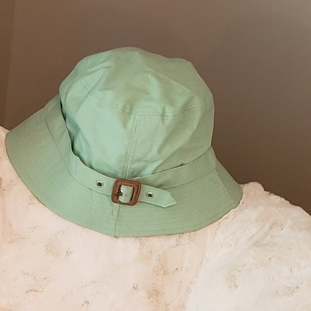 Gap Hat is size M/L